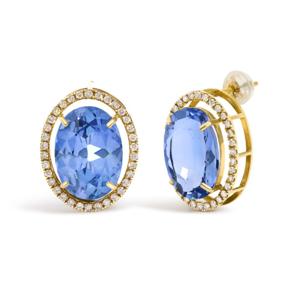 Side angle of the yellow gold stud earring showing the four-prong setting on the fluorite