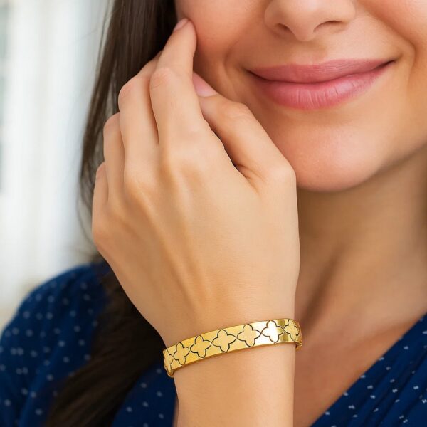 Nature Inspired Clover Bracelet in 14K Yellow Gold (6.50 mm) - alternate view 4