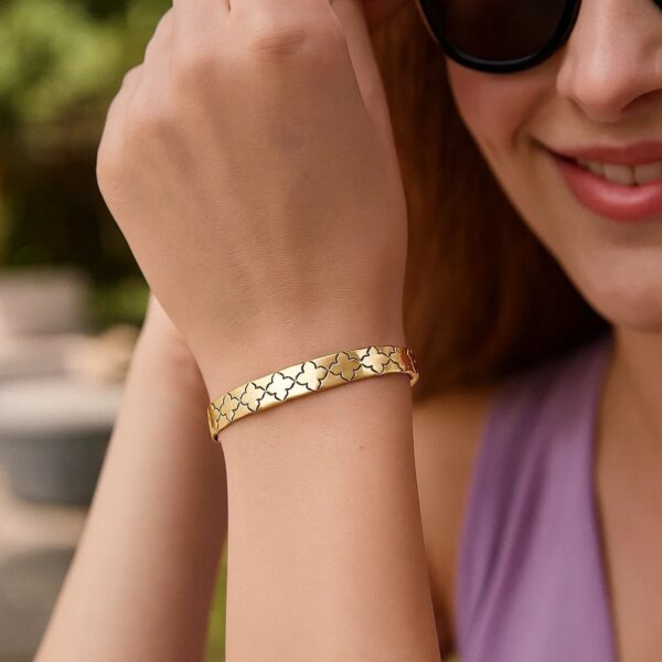 Nature Inspired Clover Bracelet in 14K Yellow Gold (6.50 mm) - alternate view 5