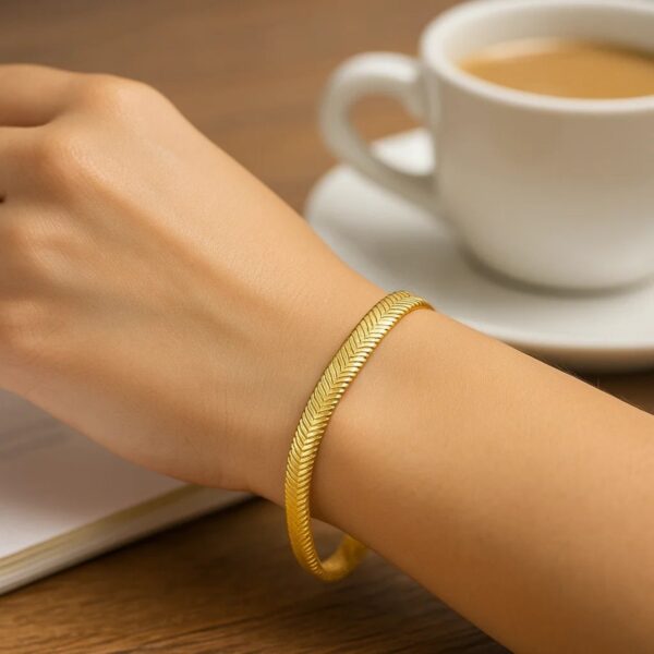 14K Yellow Gold Oval Snake Chain Bracelet (5.30 mm) - alternate view 4