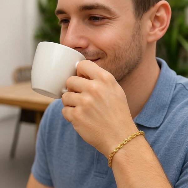 Lite Rope Chain Bracelet in 10k Yellow Gold (4.00 mm) - alternate view 2