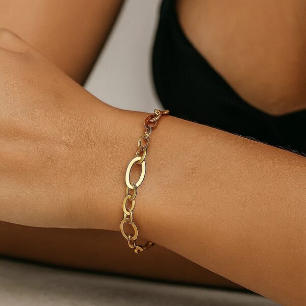 Large Flat Oval Link Bracelet in 14K Yellow Gold (7.90 mm) - alternate view 2