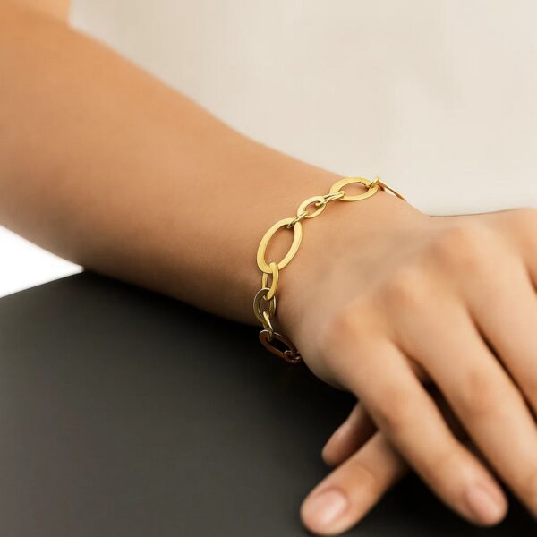 Large Flat Oval Link Bracelet in 14K Yellow Gold (7.90 mm) - alternate view 3