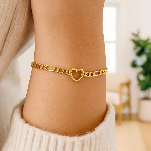 Figaro Chain Heart Bracelet in 10K Yellow Gold (4.50 mm) - alternate view 4