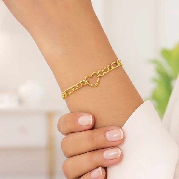 Figaro Chain Heart Bracelet in 10K Yellow Gold (4.50 mm) - alternate view 5
