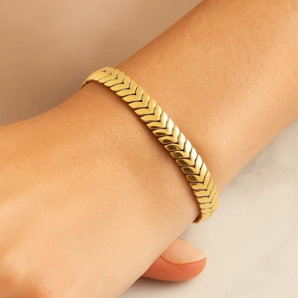 14k Yellow Gold High Polish Chevron Link Bracelet (6.00 mm) - alternate view 4