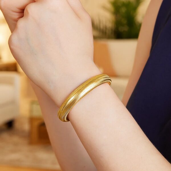 14K Yellow Gold Large Stretch Mesh Bracelet (8.80 mm) - alternate view 5