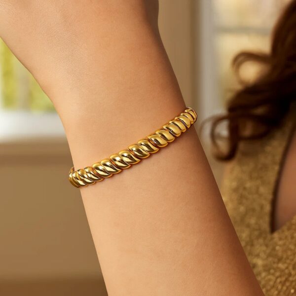 14K Yellow Gold Scalloped Bangle (8.00 mm) - alternate view 4