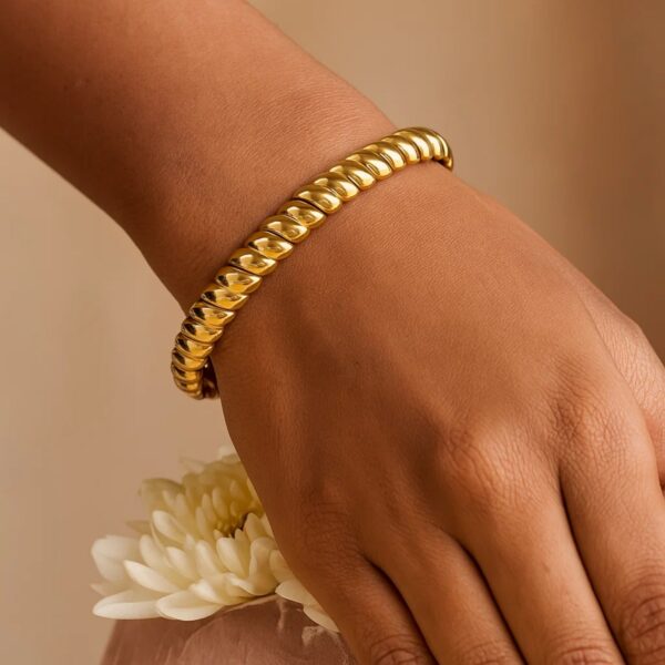 14K Yellow Gold Scalloped Bangle (8.00 mm) - alternate view 5