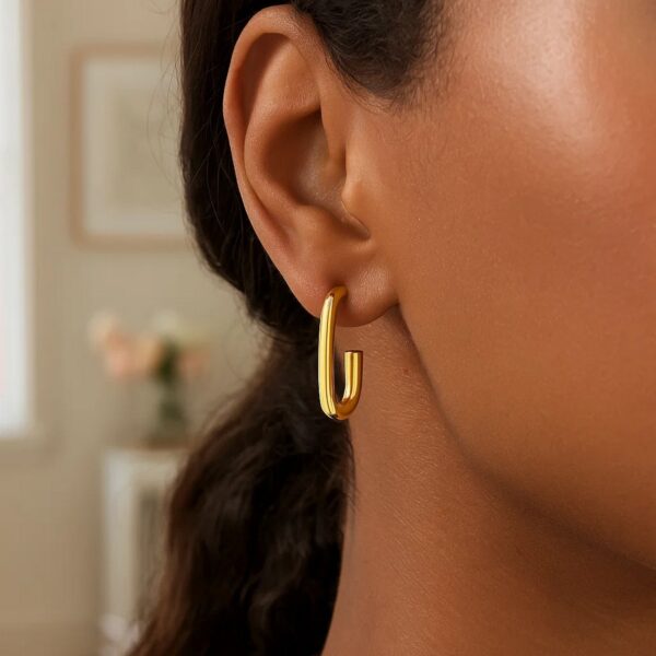 Paperclip Hoop Earrings in 14K Yellow Gold (27mmx12mm) - alternate view 4